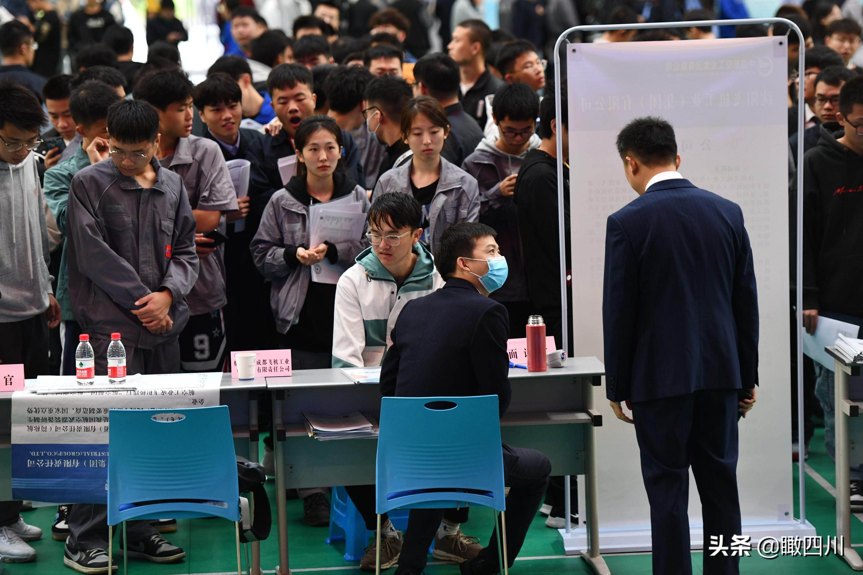 军事作家视角下的沈飞六代机与成飞比较，展现更狂野的力量