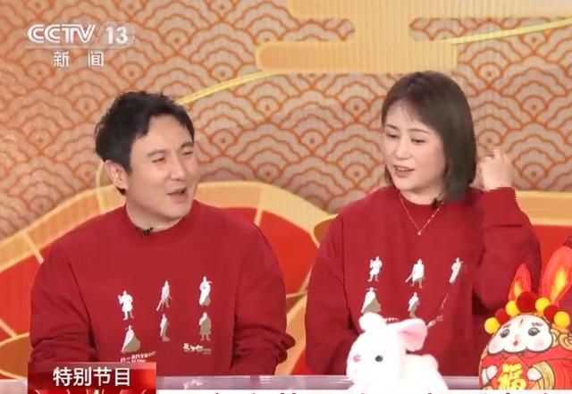 舞台上的小插曲，沈腾意外踩马丽裙子并误踩一脚