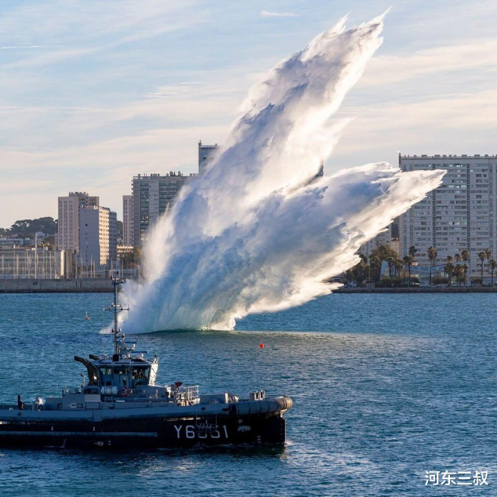 福建舰旁巨型水花背后的故事揭秘