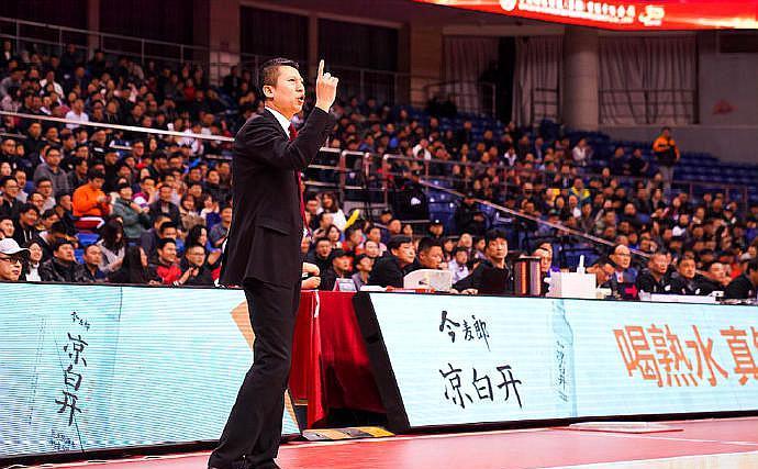青岛男篮下半场崩盘，客场不敌广东，战术调整与心理抗压的双重考验