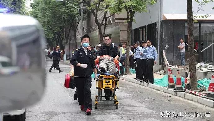 上海装修建筑坍塌事故致三人被困，事故背后的反思与紧急救援行动