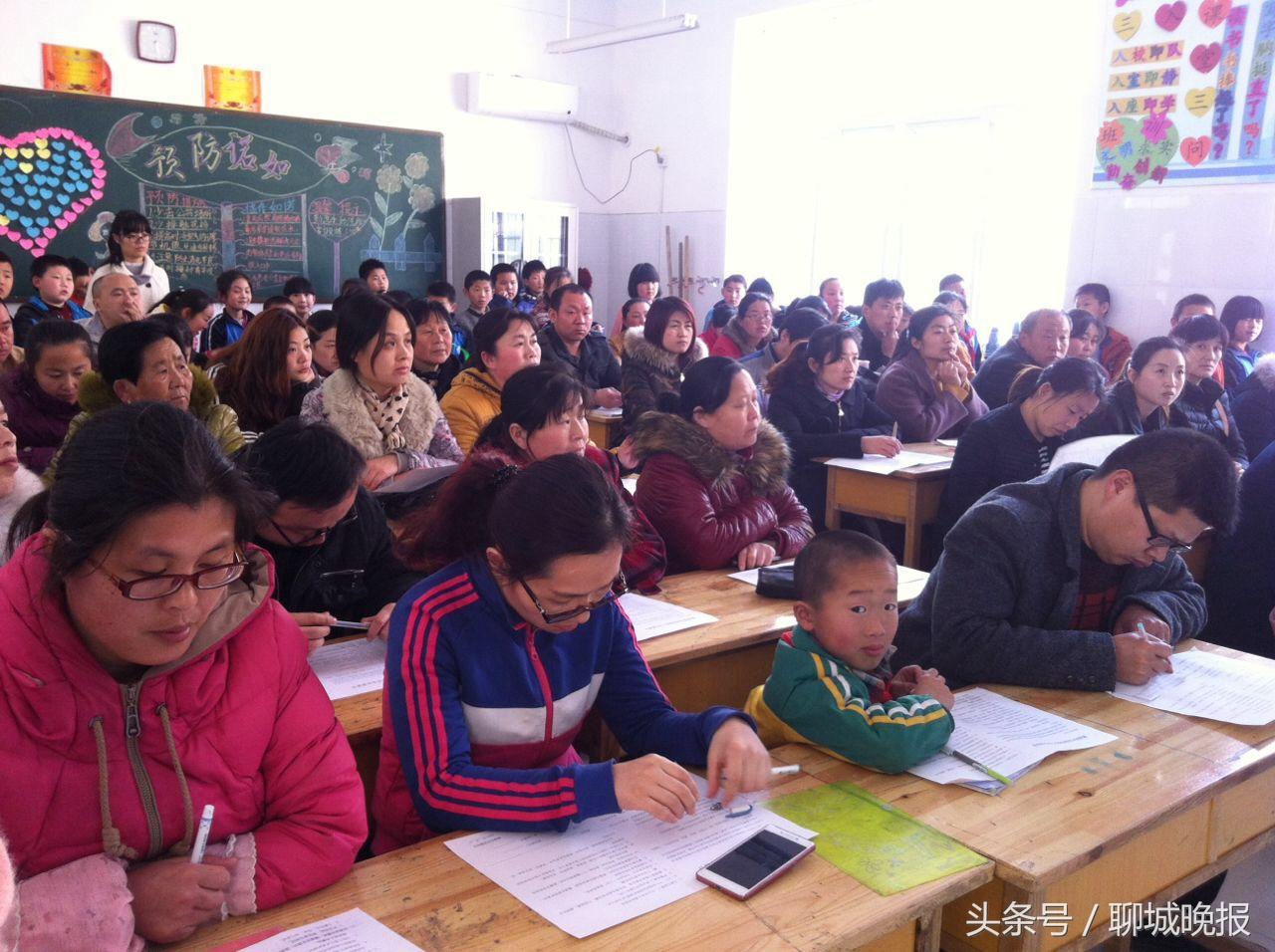 家长会上的惊喜与辣条心愿 或 爸爸与儿子的辣条梦，家长会上的温情故事