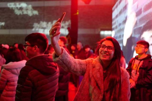 外国小伙眼中的杭州跨年盛况，穿越时空的文化盛宴