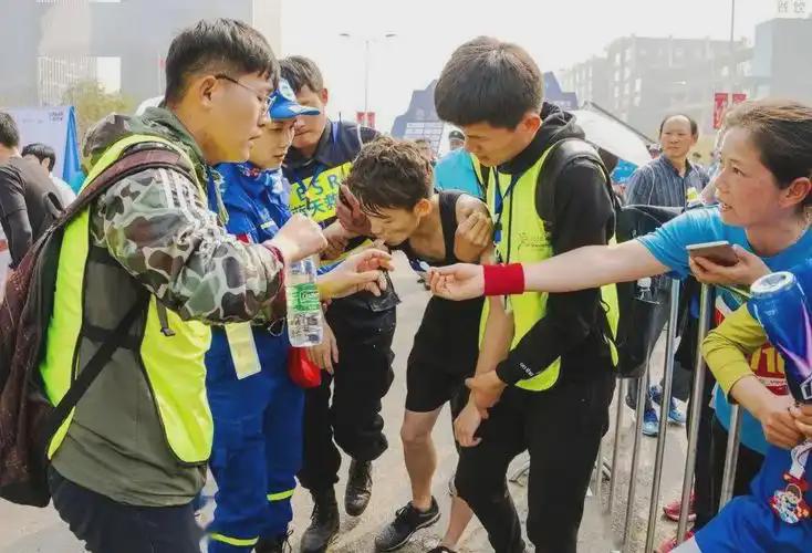 马拉松选手遭遇烧鸡补给站诱惑，难以抵挡的美食挑战