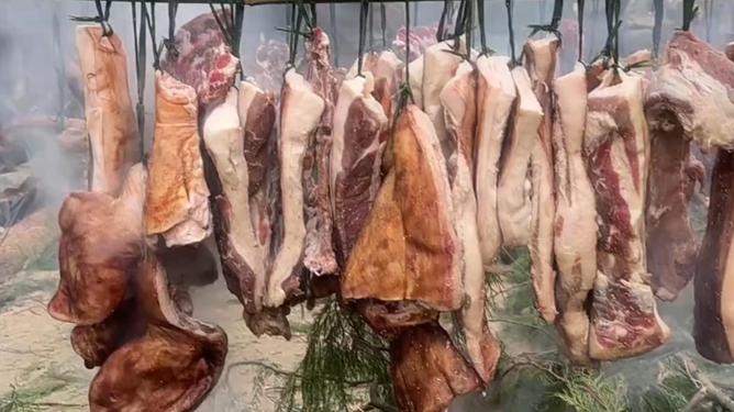 传统腊肉工艺遭遇现代担忧，商贩采用敌敌畏烟熏防虫引发关注