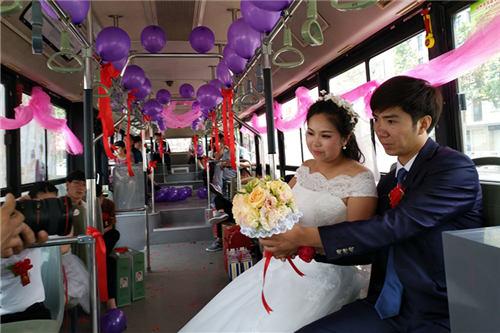 新娘哥哥含泪叮嘱新郎，守护爱情，担当责任——婚车前的誓言