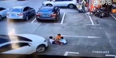 驾驶员看手机疏忽导致幼童被碾压身亡的悲剧