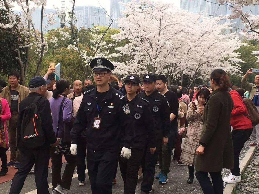 警方迅速行动找回走失的游客孩子，守护儿童安全行动成功实施