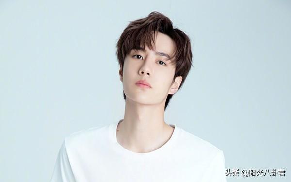 黄子韬送车引发争议，掉粉近300万背后的明星行为思考