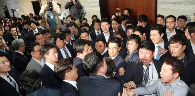 韩国警方执行尹锡悦逮捕令，探究背后故事与深层影响