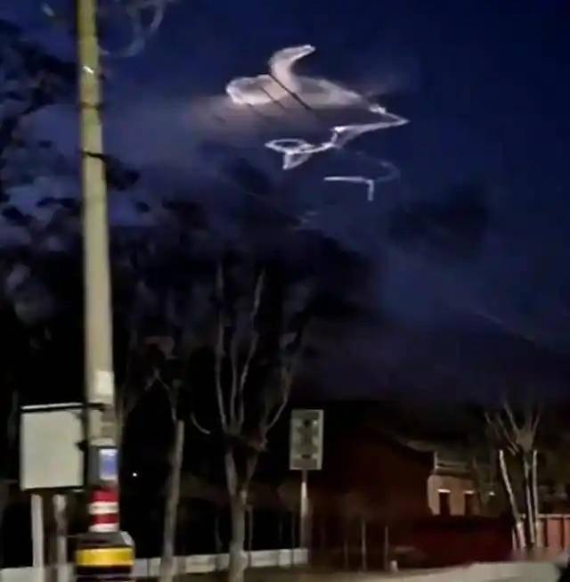 银川夜空神秘飞行物轨迹引热议，不明飞行物现身银川，轨迹蜿蜒成焦点