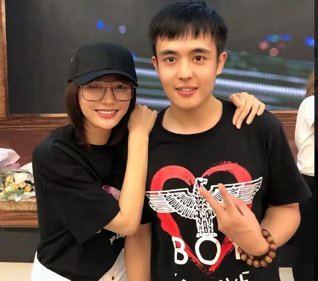女友辟谣，演员王星剃光头入园传闻真相揭秘