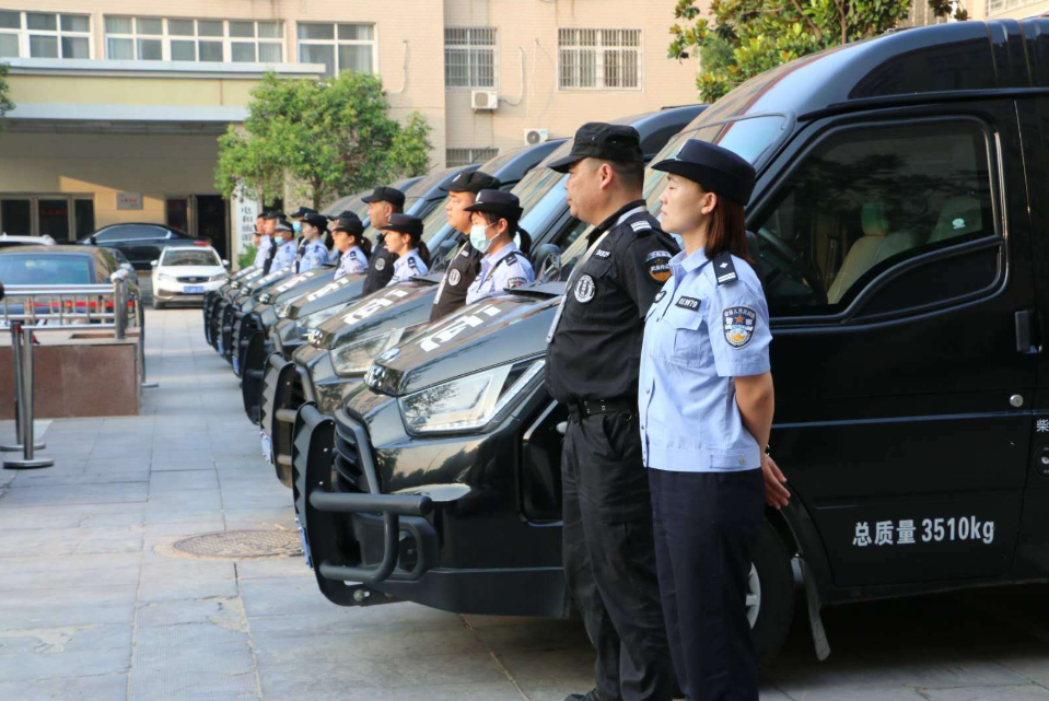 刘强东回乡大手笔，特警押运现金助力乡村振兴，展现企业家责任新篇章