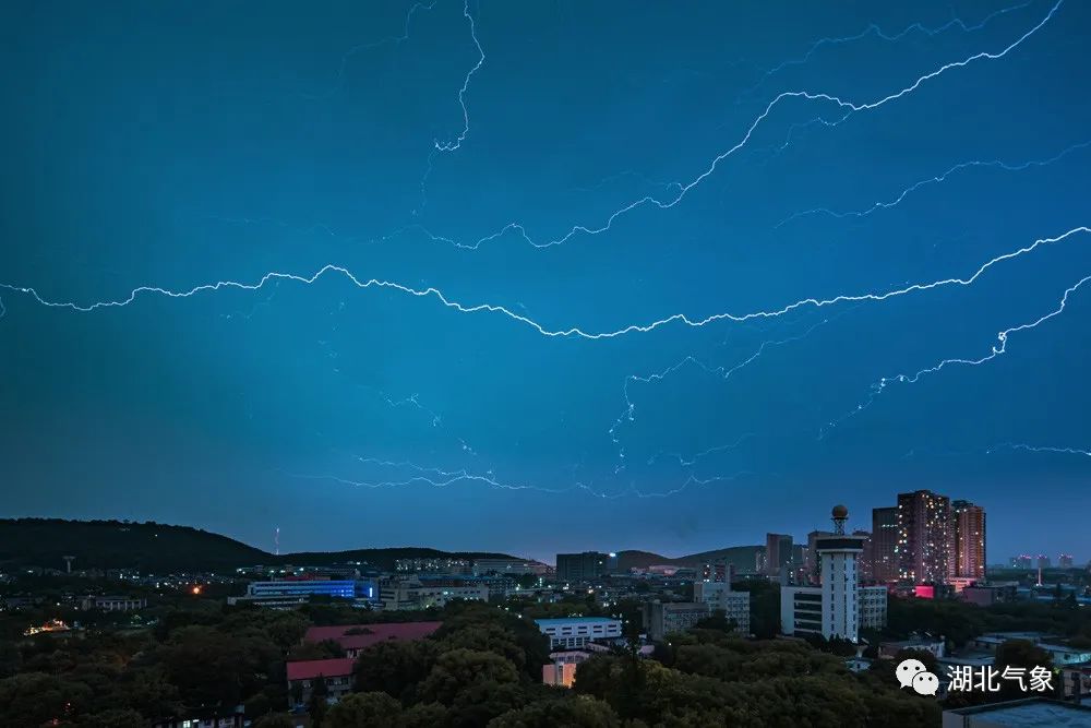 武汉暴雨前夕，全城瞬间入夜，电闪雷鸣的震撼一瞥