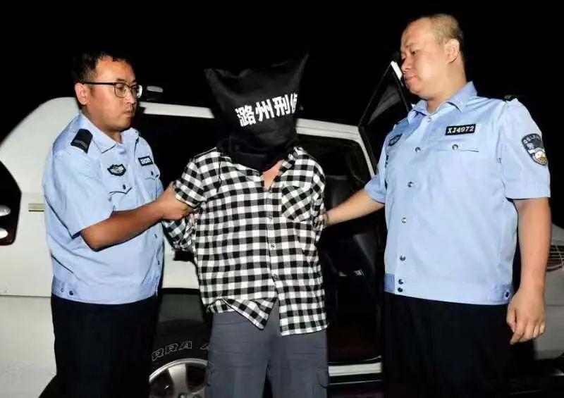 男子商场内跟踪并偷窃女子手机，终被逮捕