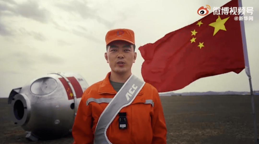 手举美国国旗，支持者与自由正义的力量反对逮捕尹锡悦