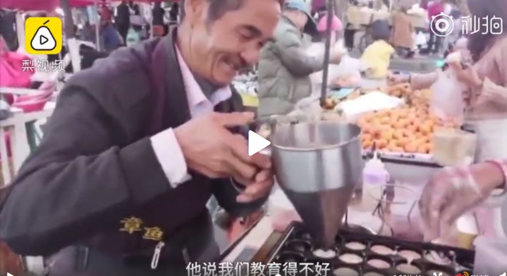 大学生助力老人摆摊录音，传递暖心之举
