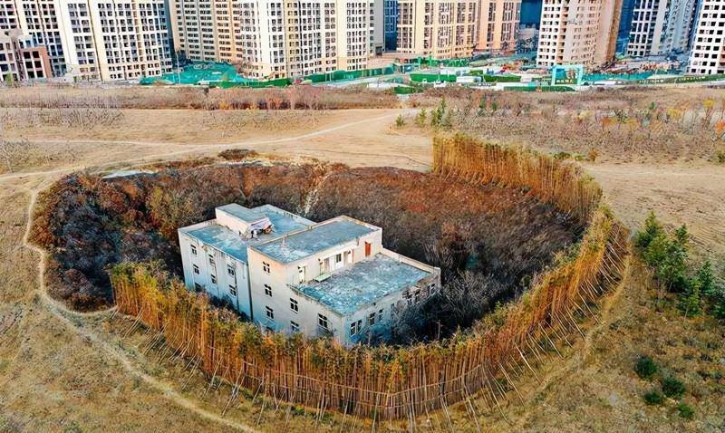 钉子户变身城市独特风景，房屋成参观点