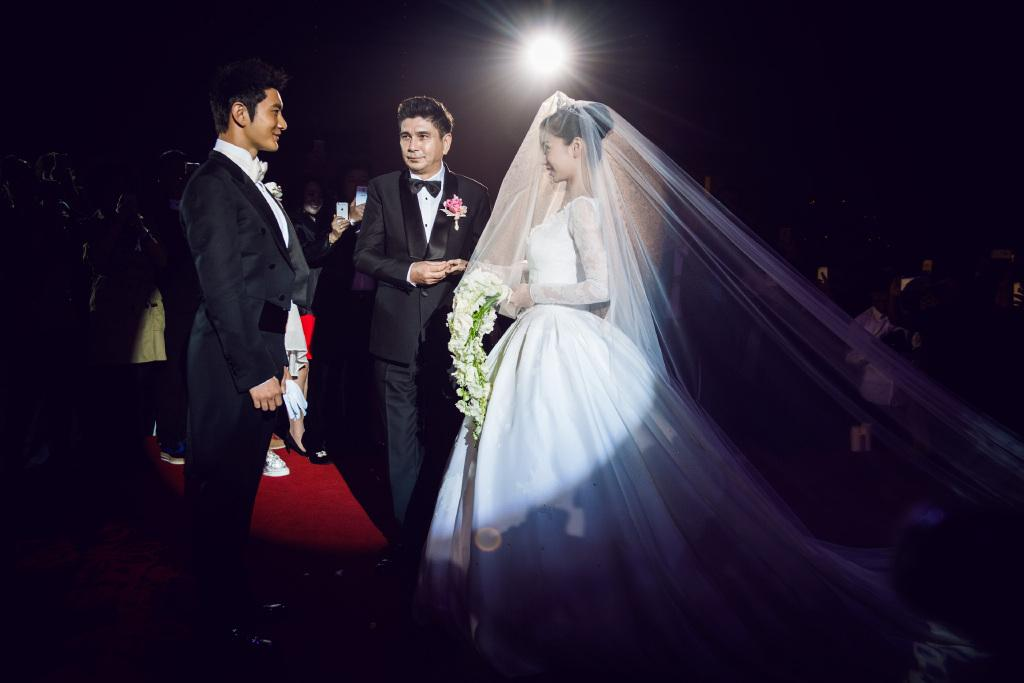 霍启刚弟弟携未婚妻亮相好友婚礼，见证真挚友情的美好瞬间