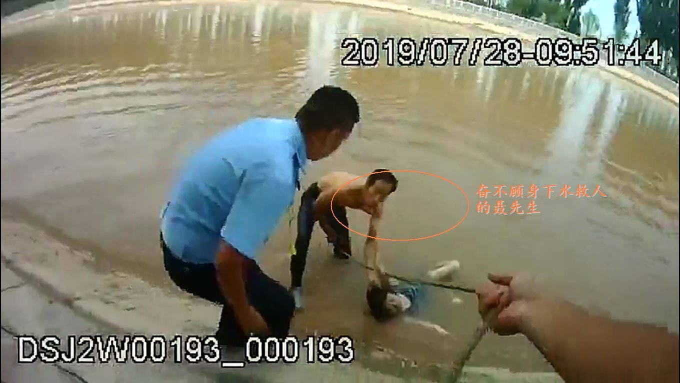 粉条大哥英勇跳河救人，传递温暖力量感动人心