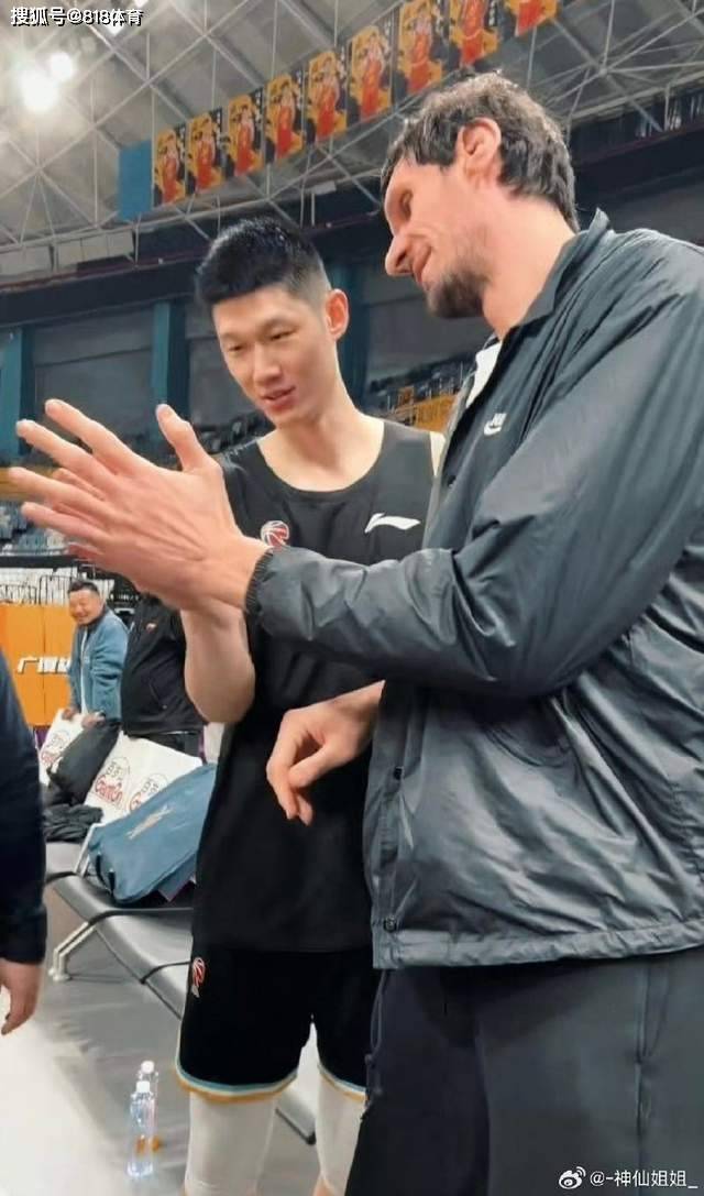 胡金秋与博班，手掌巨细对比惊艳