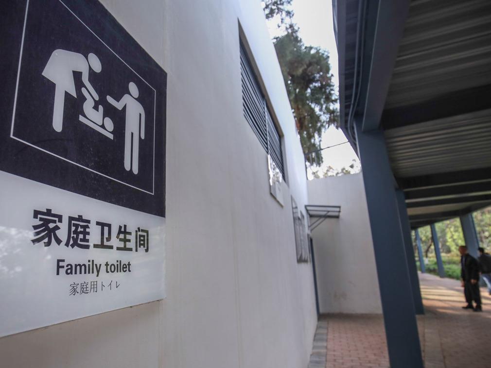 医院女厕透明玻璃事件回应，透视事件引发关注与讨论
