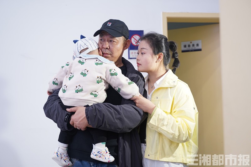 跨越时空的拥抱，五十二年后的重逢，女子寻找失散亲人之路