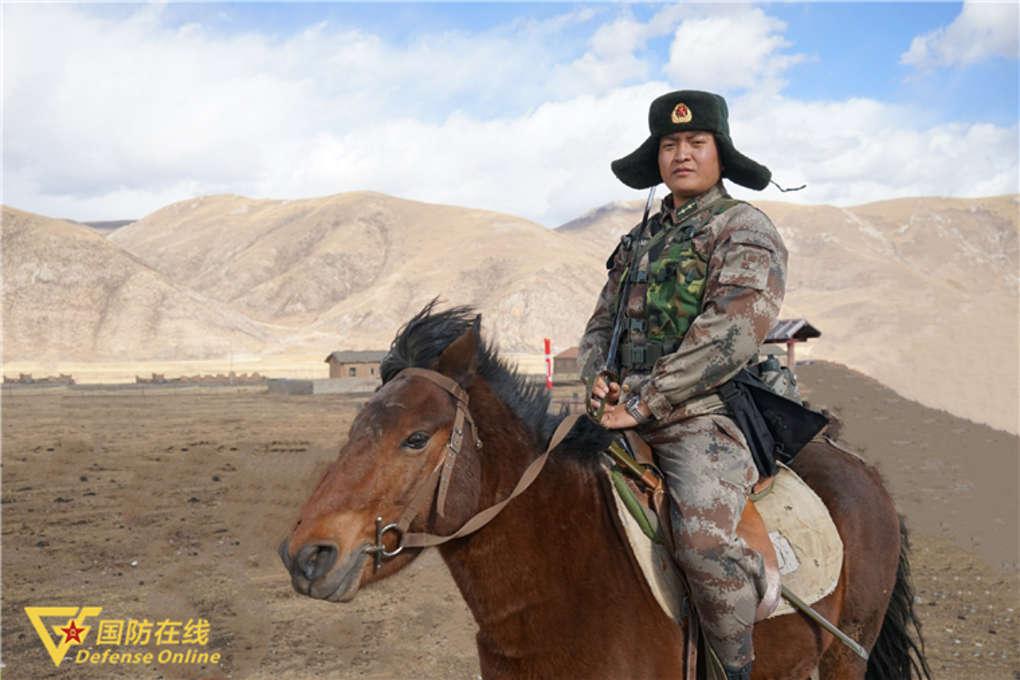 地震紧急疏散，父亲携子冲向安全地带