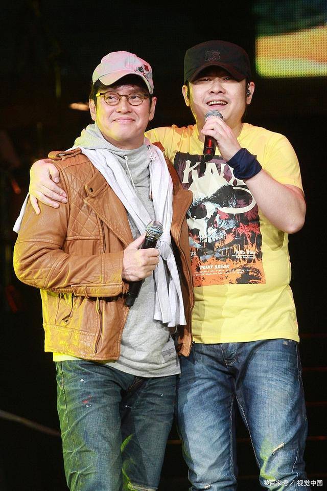 闺蜜情深共度刀郎演唱会之夜