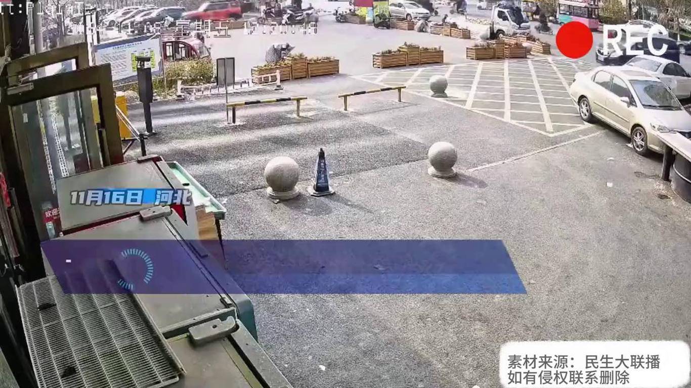 男子撞石墩后紧急赶往公司打卡，事故现场与职场责任的抉择