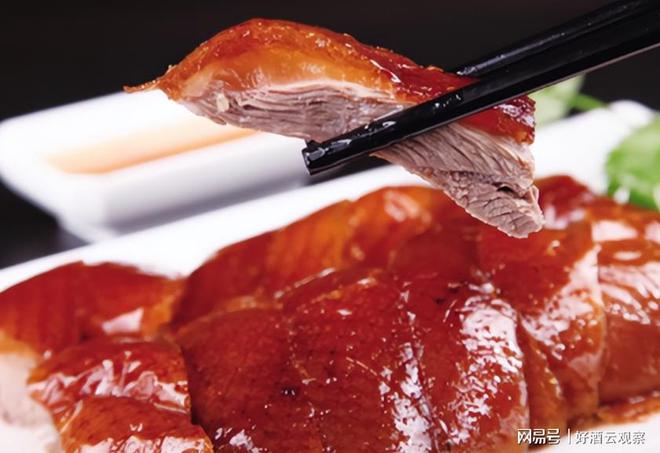 酒席盛宴，喷火黑炭烧鹅的独特美味