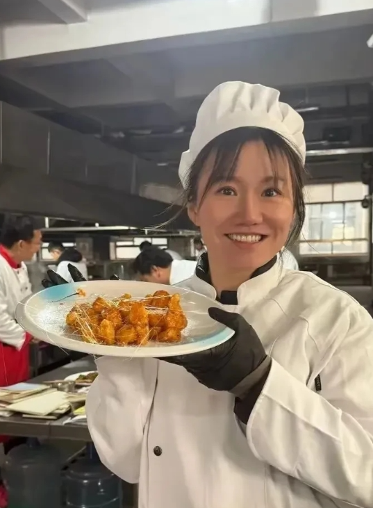 蓝翔技校学炒菜与清华女硕士跨界技能探索，回应与质疑解析