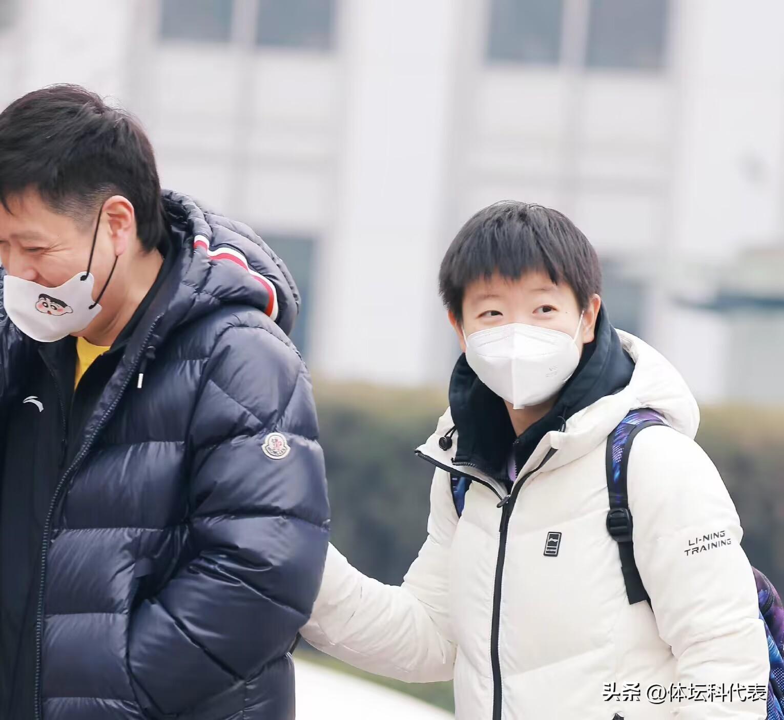 穿羽绒服主持人致谢孙颖莎，闪耀之星的光芒与真挚情感