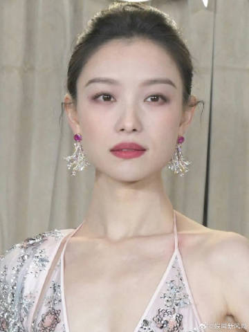 红毯女星直面镜头，魅力与自信的完美展现