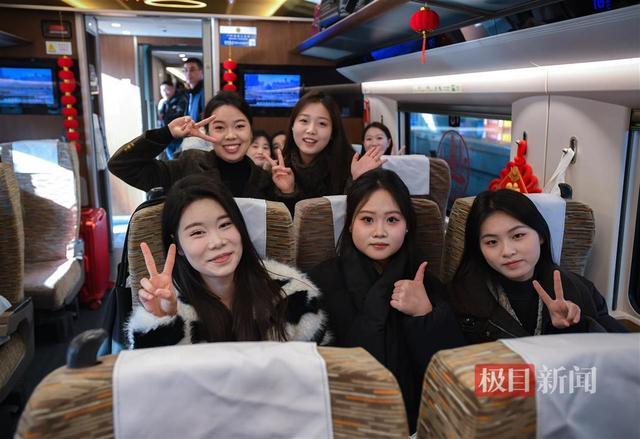 武汉至香港高铁乘务员提前学习粤语，搭建融合与理解的桥梁