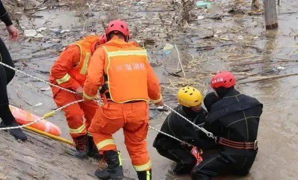 英勇男子酒后失控跳河，勇者毫不犹豫下水救援的英雄壮举