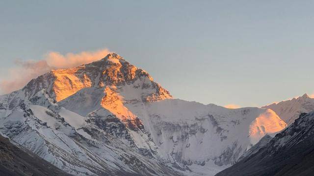 珠峰景区因地震影响暂停接待游客