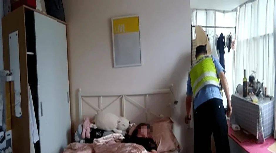女子家中三位老人同室病房，温情与考验并存