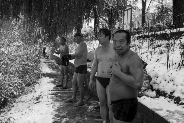 长髯翁四十余载冬泳传奇，曾单月勇救二十八人