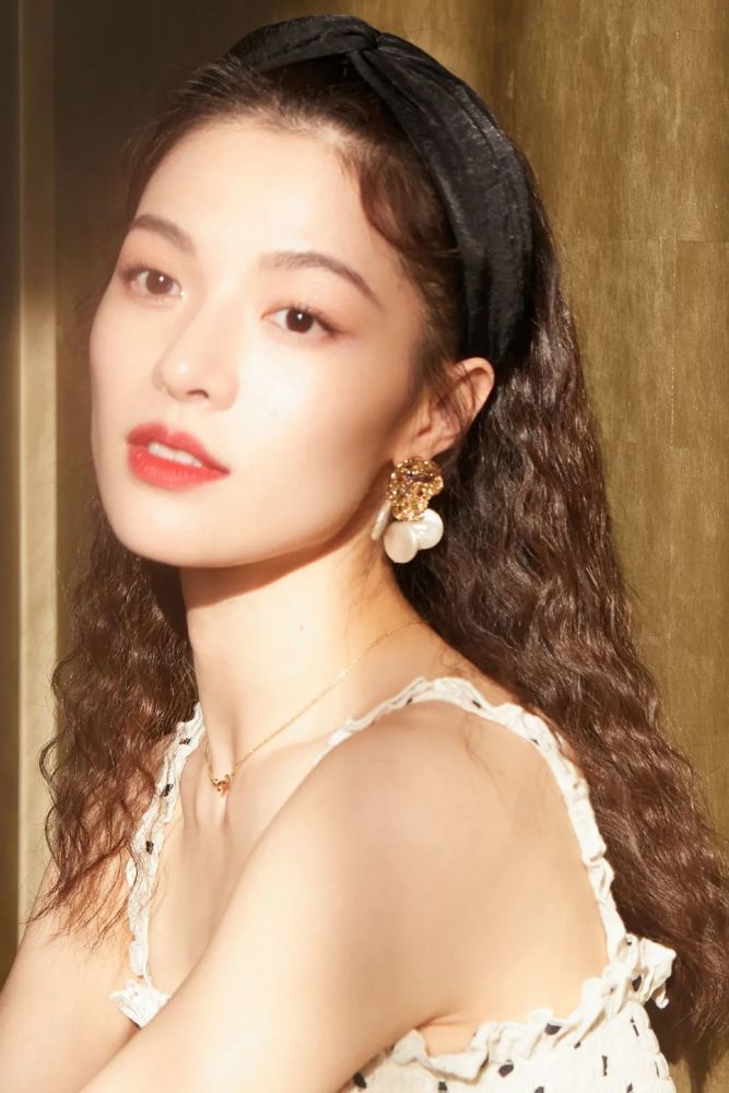 高叶李沁荣获微博年度质感演员荣誉，演艺界闪耀双星风采