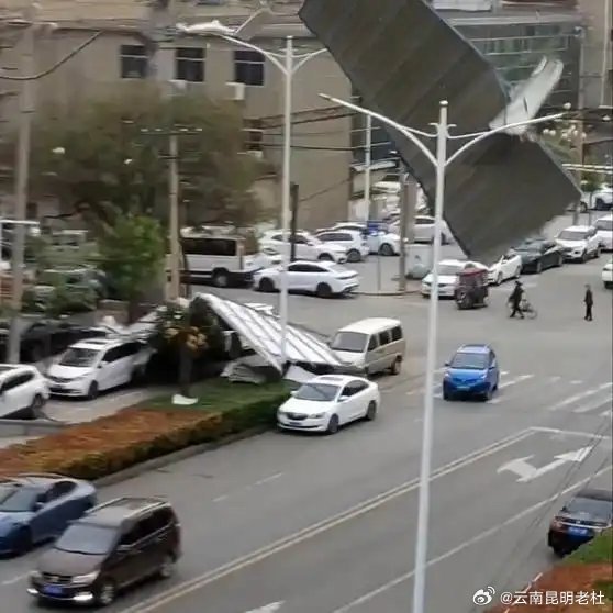 郑州大风刮飞落地玻璃窗事件揭秘，当事人发声及背后真相探究