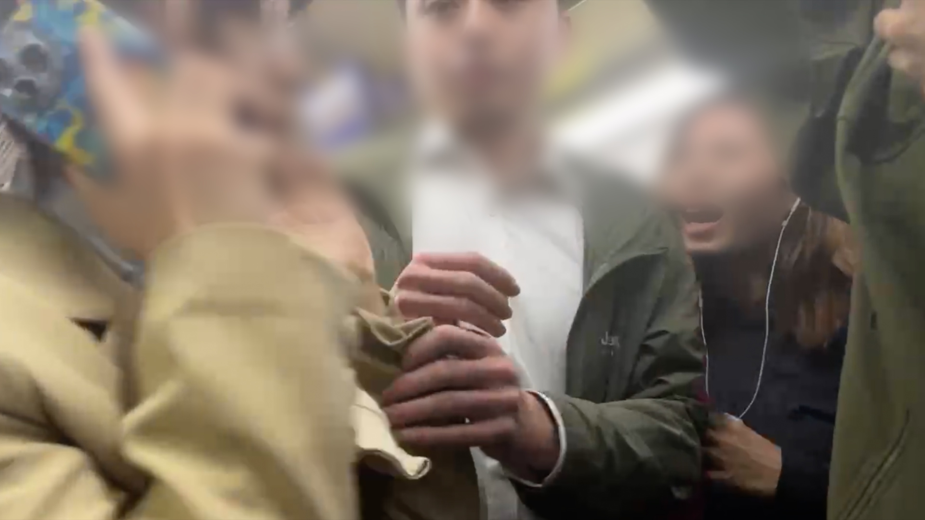 上海地铁男子猥亵女乘客被行拘，公众对性骚扰零容忍态度坚定