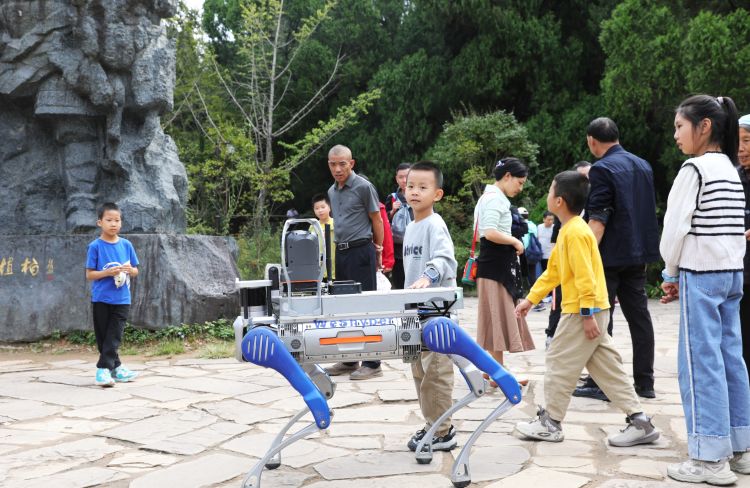 机器狗与旅游警察景区巡逻成焦点