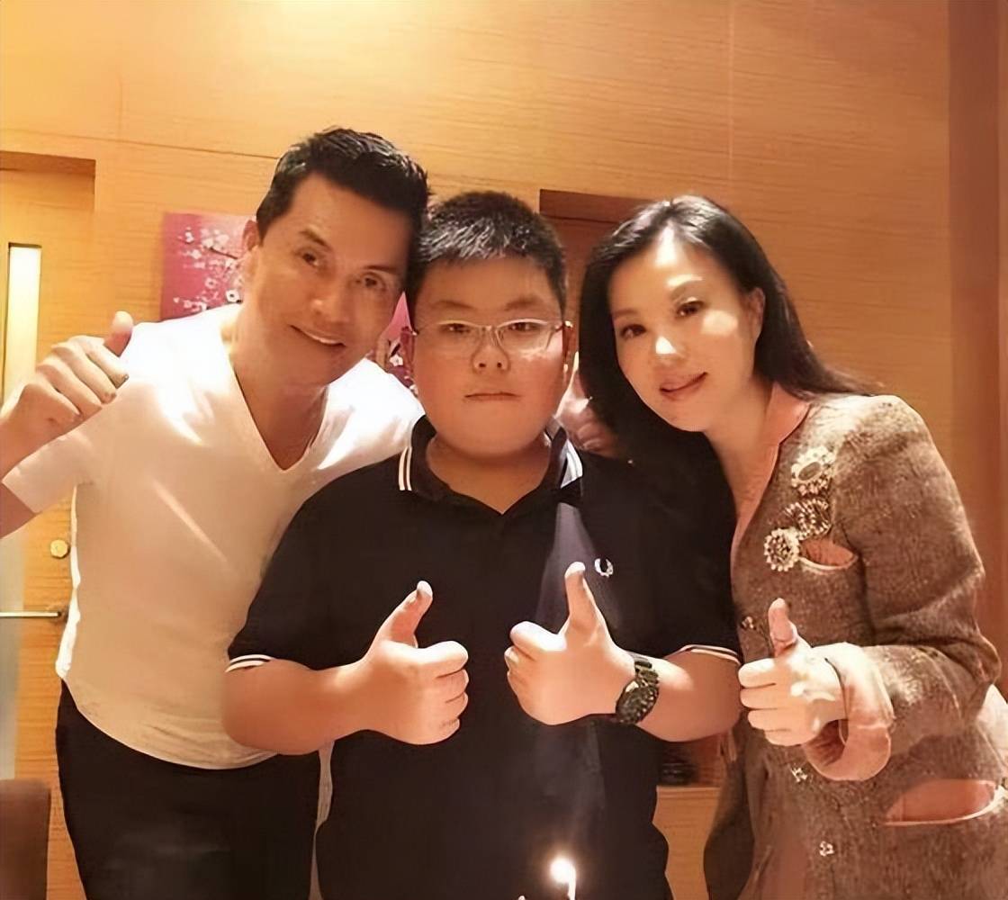 吕良伟富豪妻子照片曝光，爱情与幸福的甜蜜见证