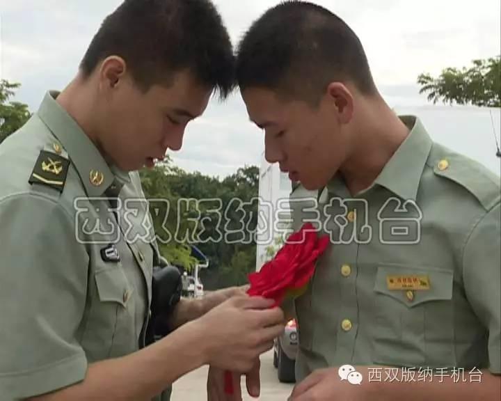 退伍荣耀！小伙参军18载归乡，家人热情迎接