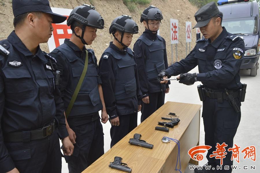 警营开放日，展示枪械魅力，共筑和谐社会安全防线