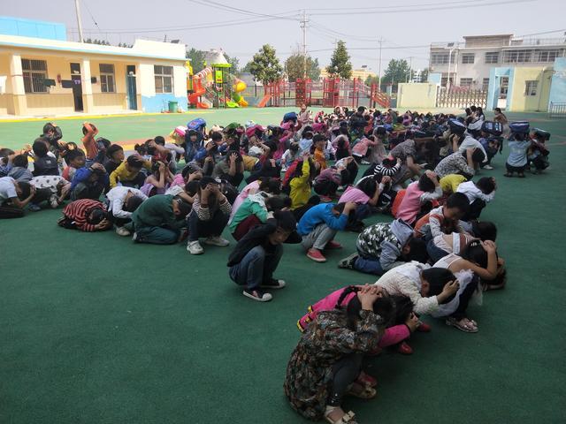 男孩勇敢庇护妹妹，地震来临前的生死瞬间