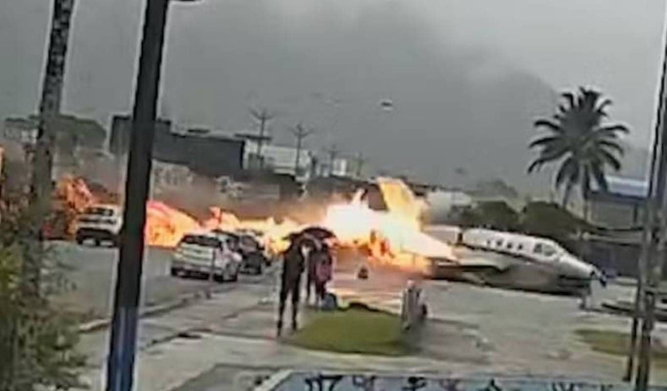 巴西飞机滑行事故致跑道爆炸，惊险瞬间曝光