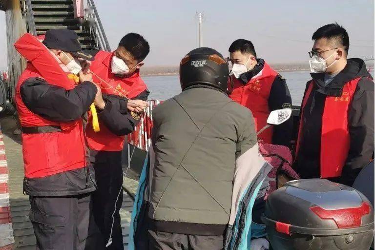 佩洛西国会现身，助行器下的不屈精神