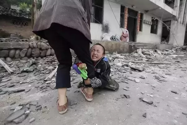 教练在地震瞬间抱起孩子紧急撤离，生命的守护与勇敢抉择